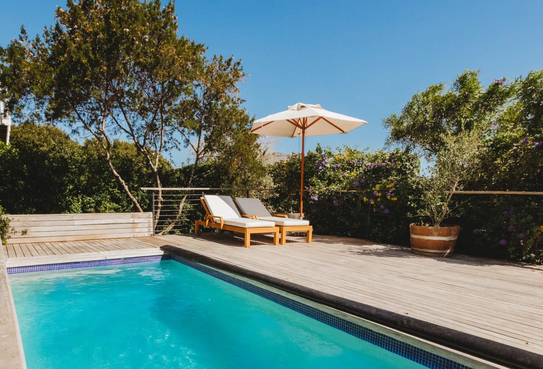 Pool loungers with view
